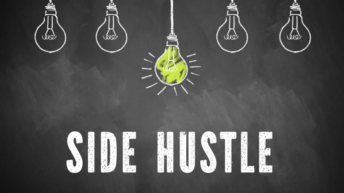 An image of a set of light bulbs drawn on a chalk board with the words "Side Hustle"